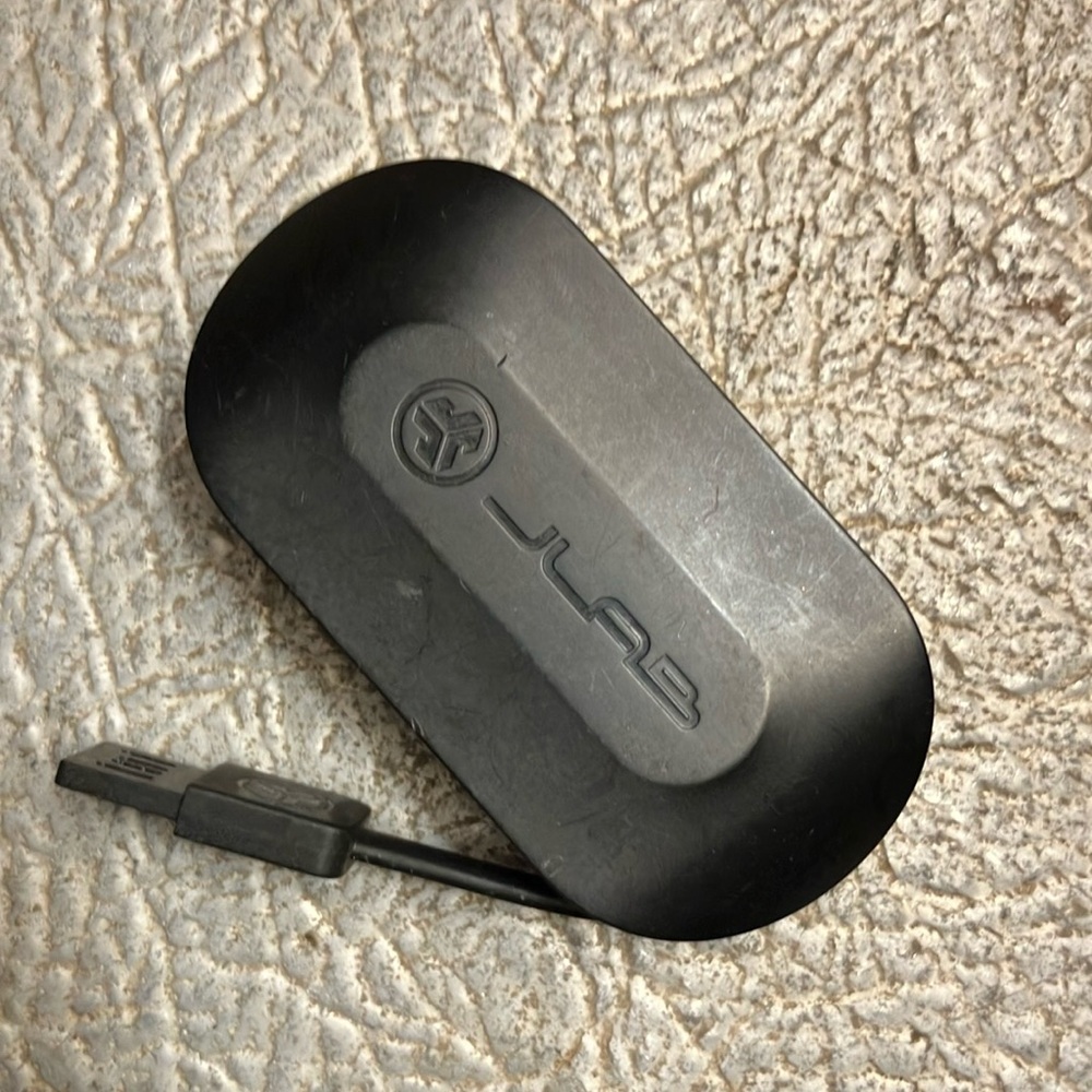 JLab GO Air wireless Charging box